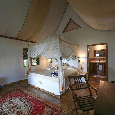 Kinasi Lodge Utende Bagian luar foto