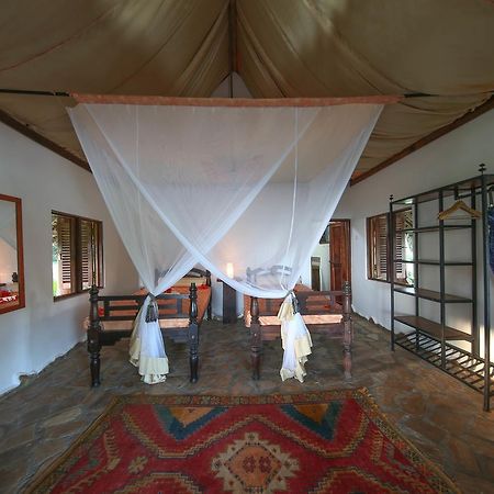 Kinasi Lodge Utende Bagian luar foto