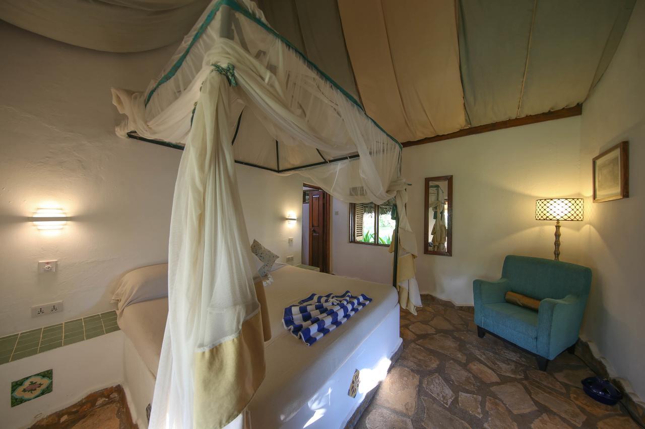 Kinasi Lodge Utende Bagian luar foto