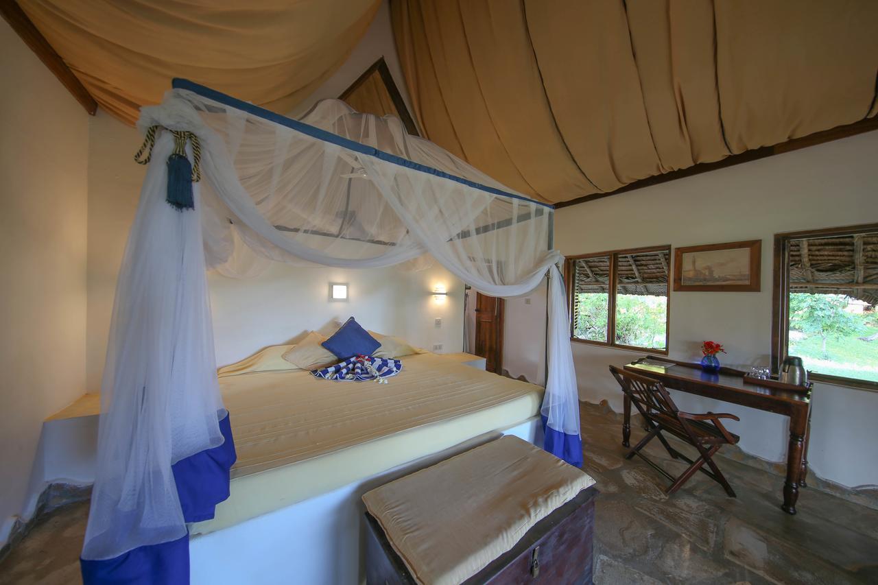 Kinasi Lodge Utende Bagian luar foto