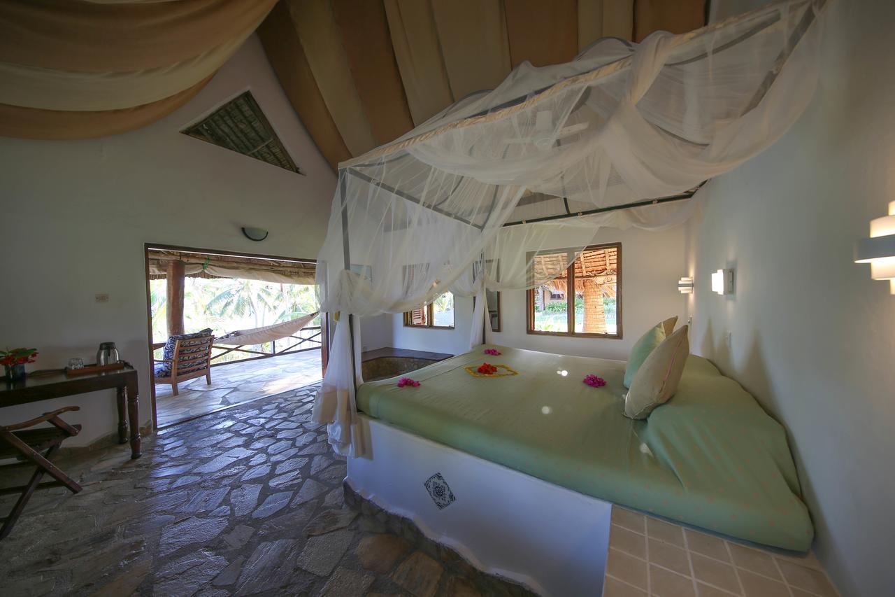 Kinasi Lodge Utende Bagian luar foto