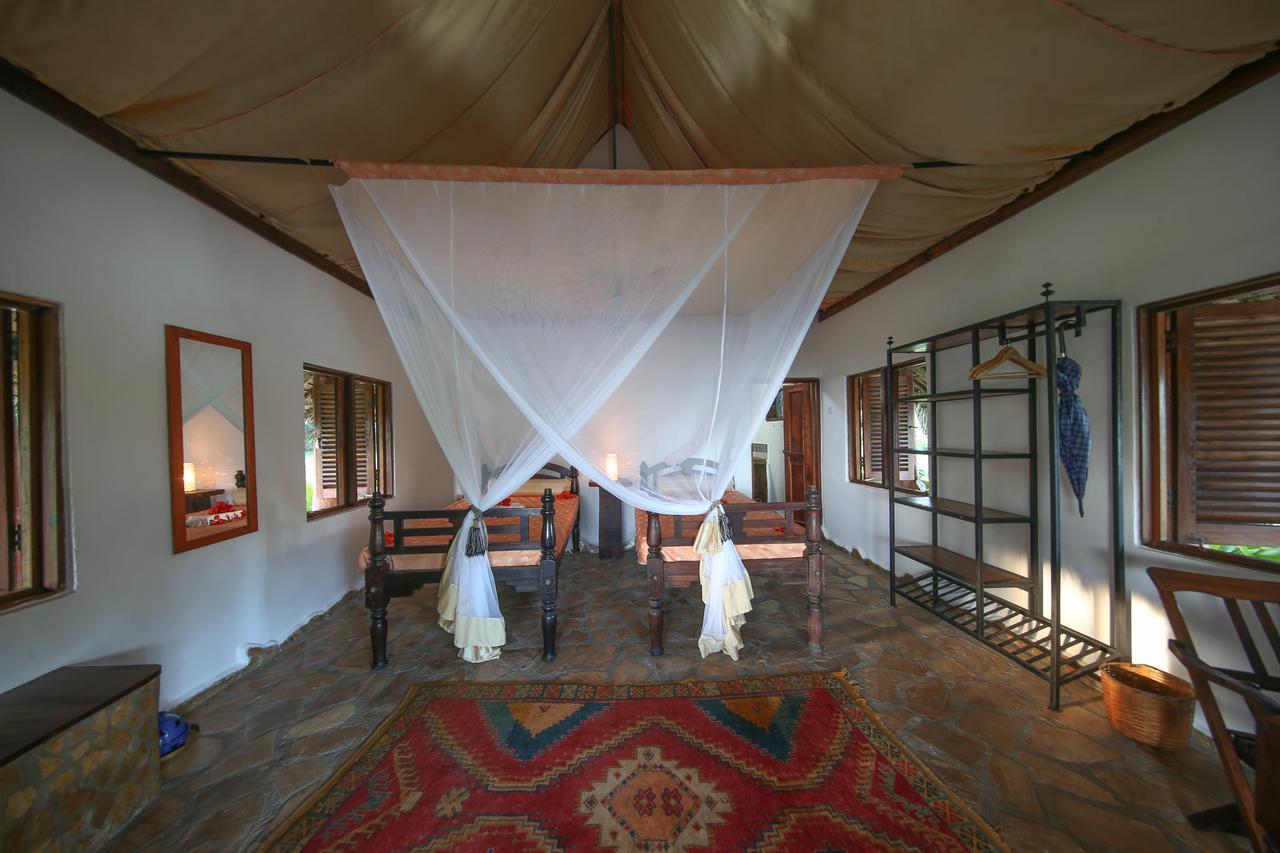 Kinasi Lodge Utende Bagian luar foto