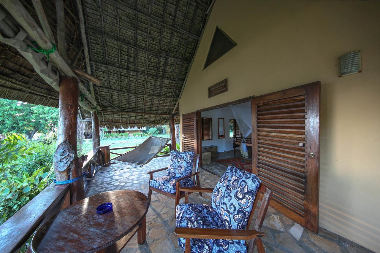 Kinasi Lodge Utende Bagian luar foto