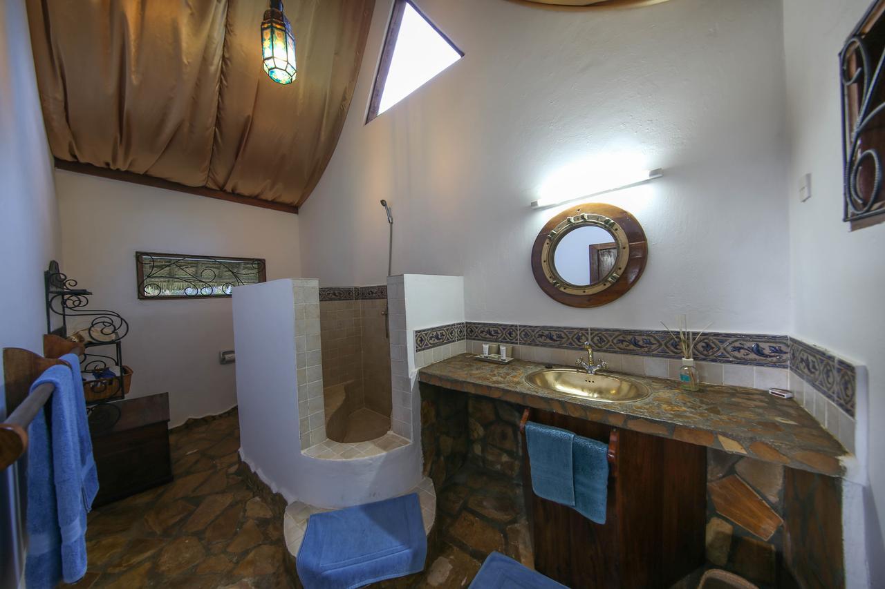 Kinasi Lodge Utende Bagian luar foto