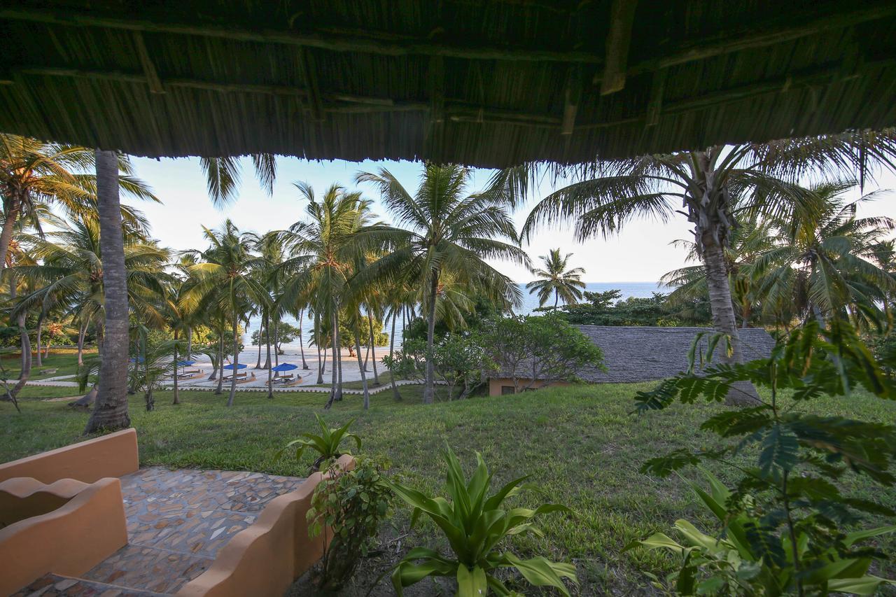 Kinasi Lodge Utende Bagian luar foto