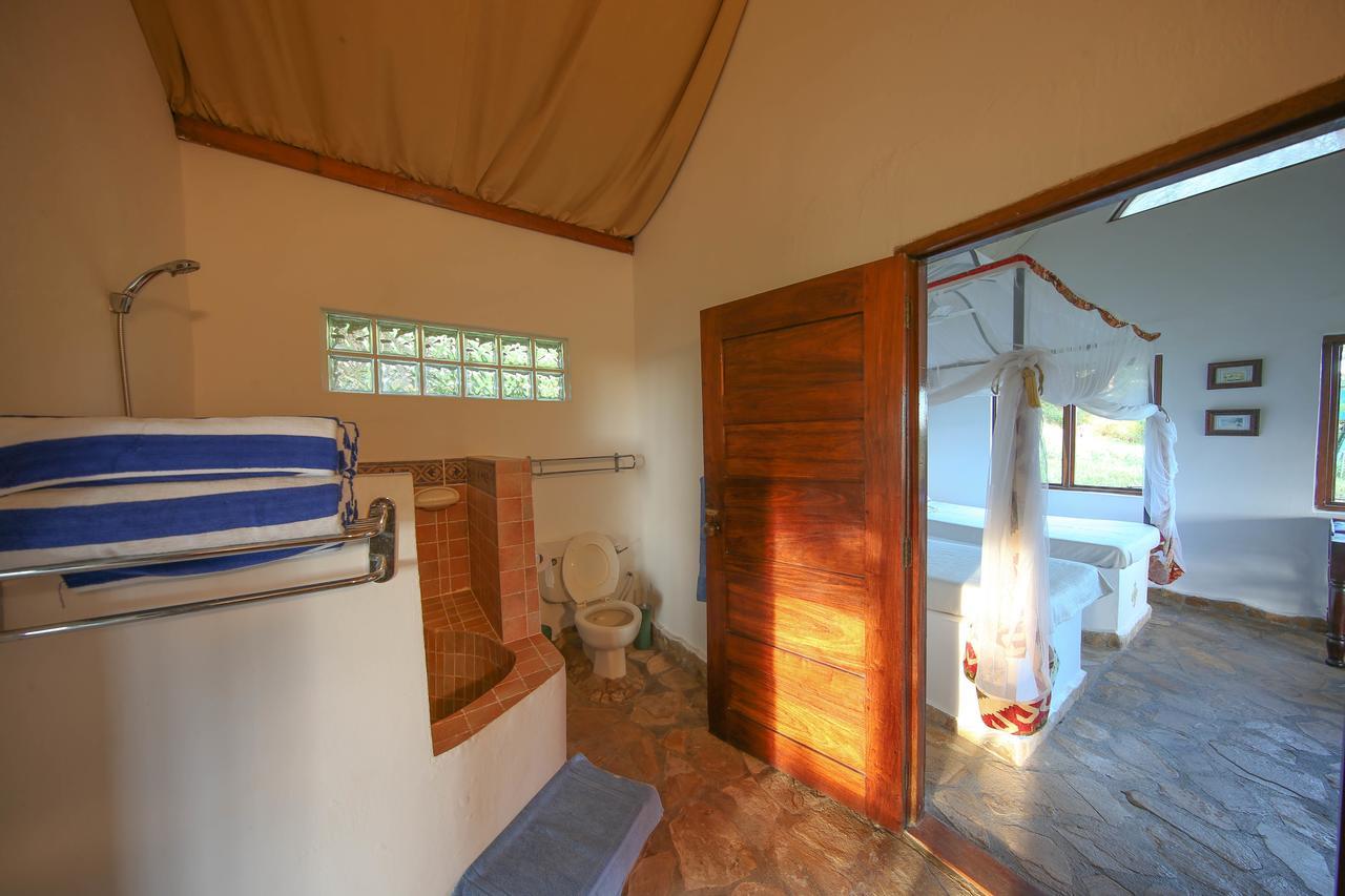 Kinasi Lodge Utende Bagian luar foto