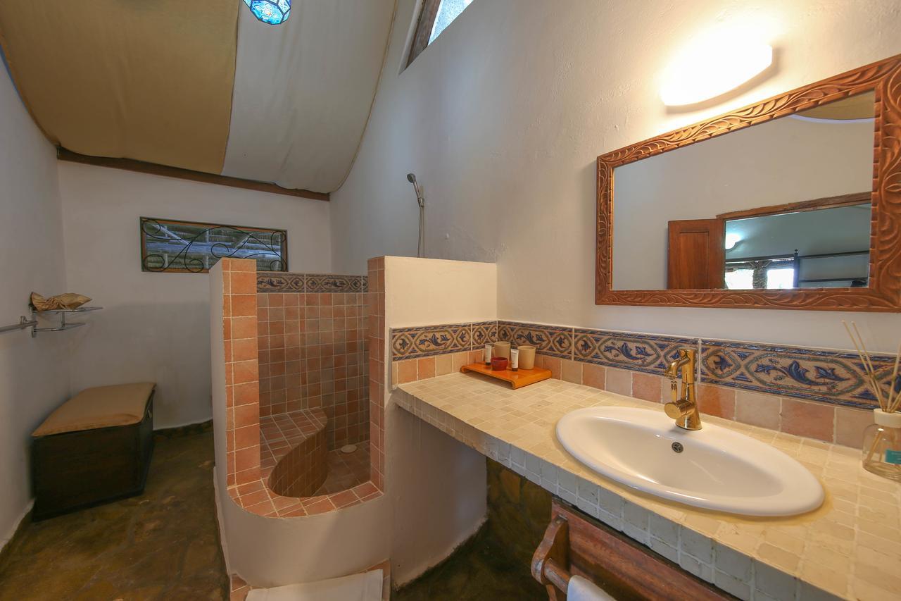 Kinasi Lodge Utende Bagian luar foto
