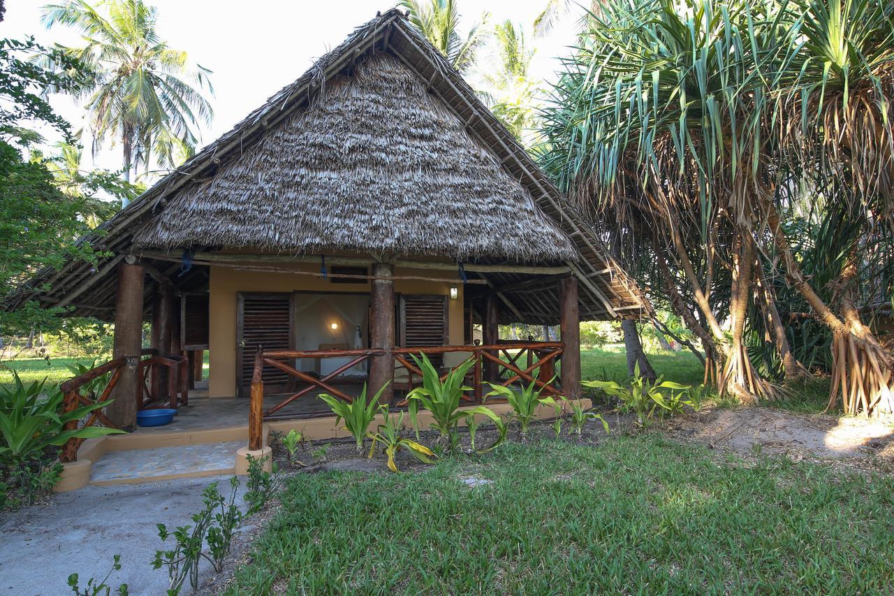 Kinasi Lodge Utende Bagian luar foto