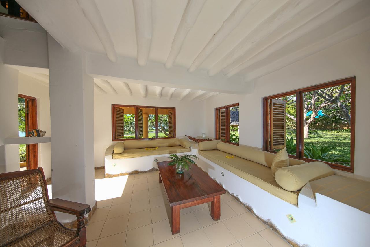 Kinasi Lodge Utende Bagian luar foto