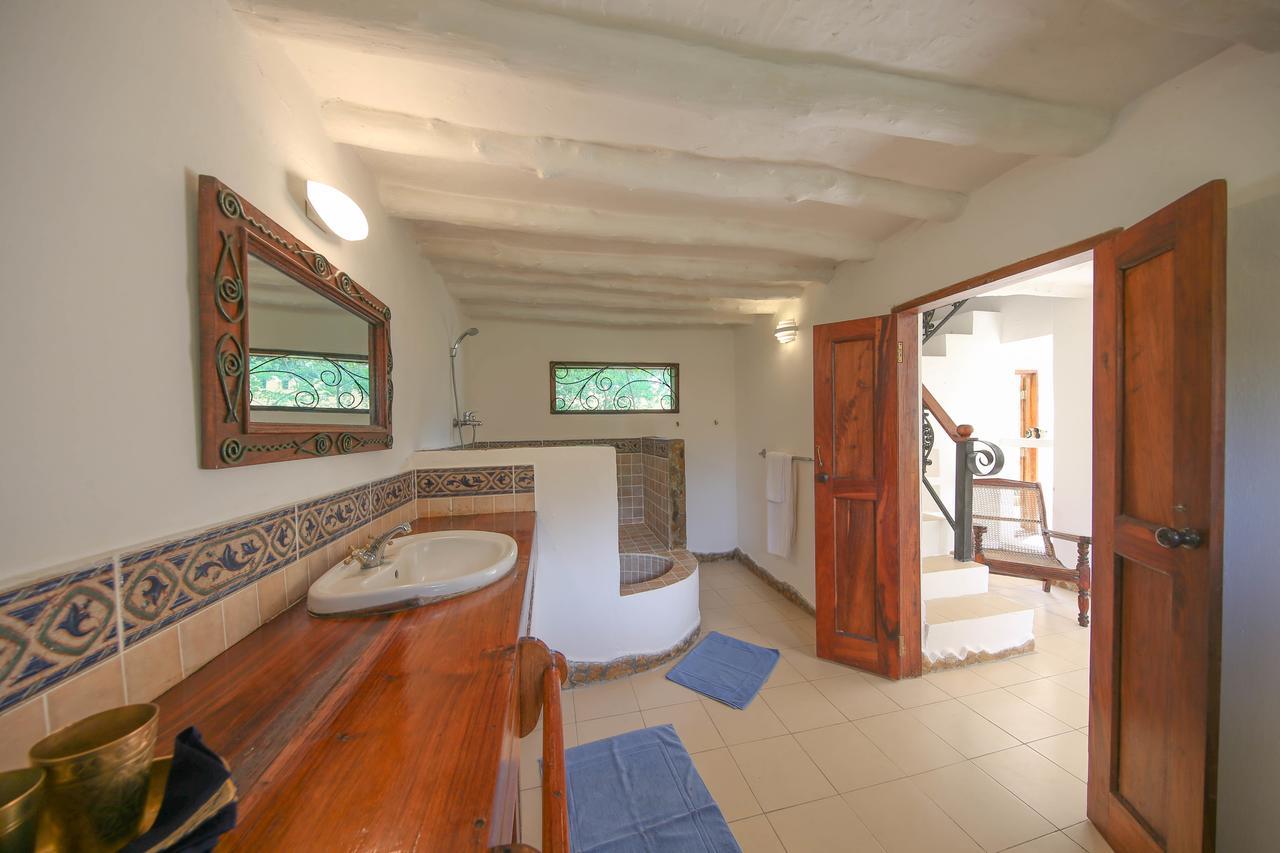 Kinasi Lodge Utende Bagian luar foto
