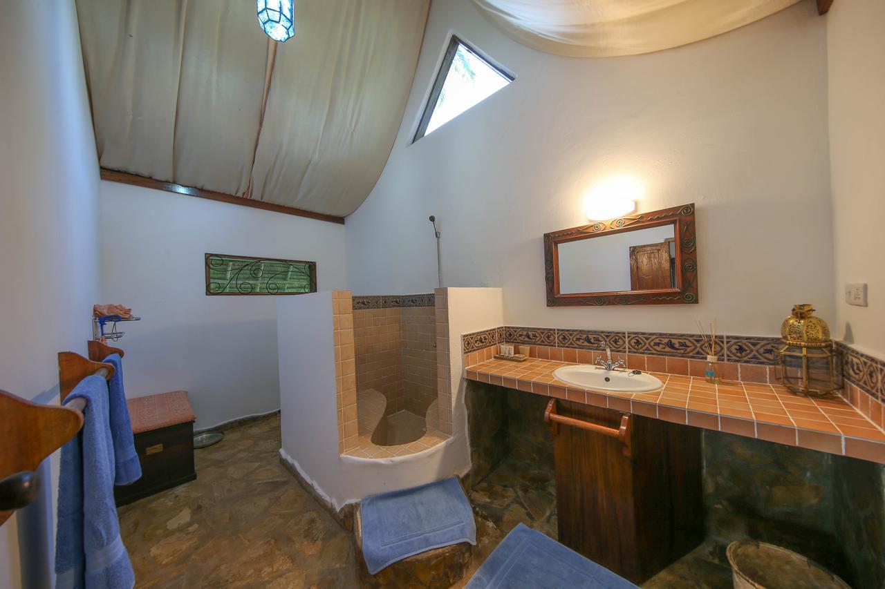 Kinasi Lodge Utende Bagian luar foto