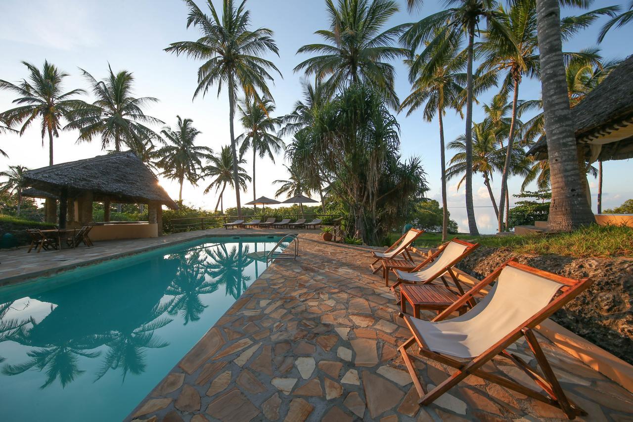 Kinasi Lodge Utende Bagian luar foto